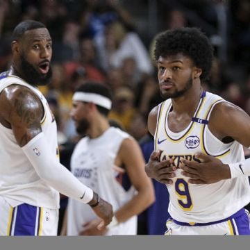 LeBron James y su hijo Bronny hacen historia al jugar juntos en la NBA en duelo de pretemporada