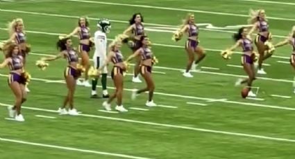 Las porristas de los Vikings interrumpen e intentan distraer al pateador de los Jets durante el calentamiento