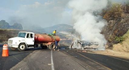 Reportan siete muertos por el choque entre un tráiler y una camioneta en la autopista Siglo XXI