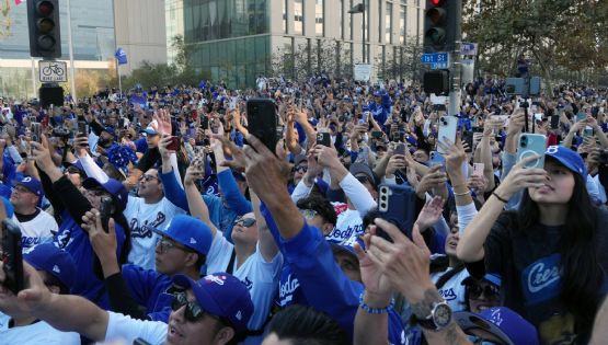 ¡Con dedicatoria al ‘Toro’! Cantan ‘Las Mañanitas’ por cumpleaños de Fernando Valenzuela en desfile de campeones de Dodgers en Los Ángeles