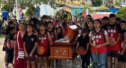 Rigoberto Martínez, entrenador de los niños triquis asesinado en Oaxaca, es despedido por pequeños botando un balón de basquetbol en su honor