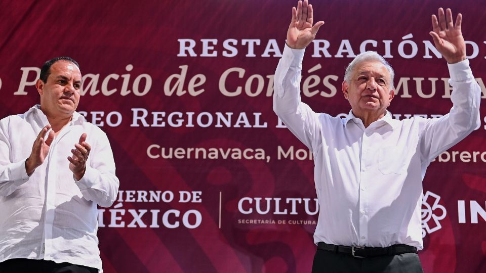 Blanco Bravo aplaude a López Obrador durante un evento en Cuernavaca.