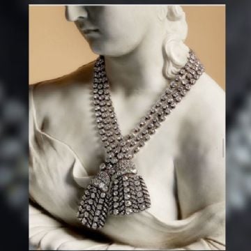 Subastan por 4.8 millones de dólares collar con diamantes de la reina María Antonieta