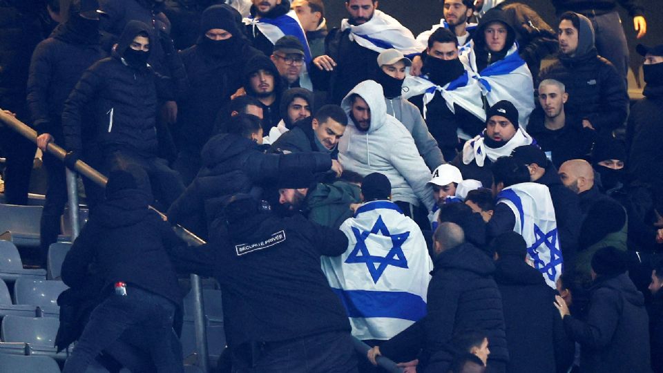 Aficionados de Israel pelean en las tribunas del Stade de France.