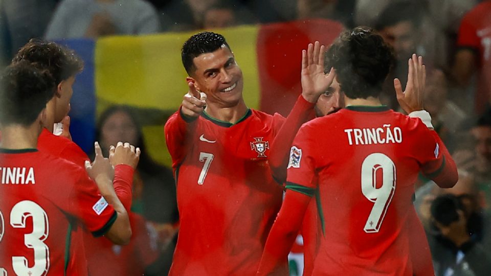 Cristiano festeja con sus compañeros.