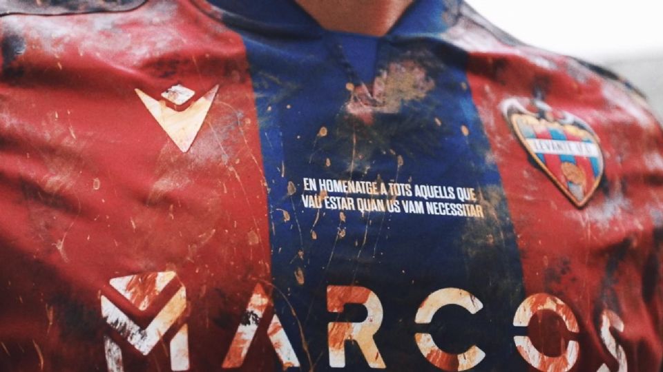 La playera del Levante, manchada de lodo.