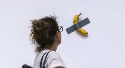 Un plátano pegado con cinta adhesiva a una pared podría venderse en más de un millón de dólares en subasta de Sotheby's