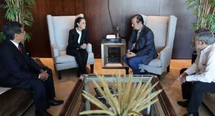 Sheinbaum platica con el canciller de Panamá en escala rumbo a Río de Janeiro; viaja en vuelo comercial