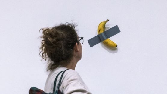 Un plátano pegado con cinta adhesiva a una pared podría venderse en más de un millón de dólares en subasta de Sotheby's