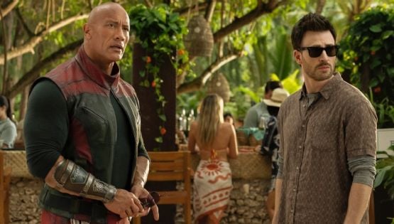 "Código: Traje rojo": la película navideña de Dwayne Johnson y Chris Evans logra tibia recaudación de 34.1 mdd en su estreno