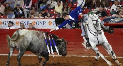 El rejoneador español Guillermo Hermoso de Mendoza abre la puerta grande de la Plaza México: Corta dos orejas