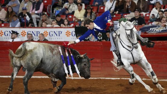 El rejoneador español Guillermo Hermoso de Mendoza abre la puerta grande de la Plaza México: Corta dos orejas