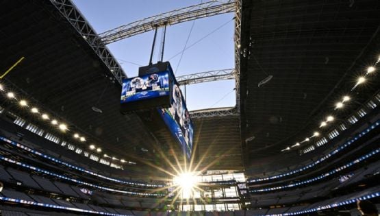 Una pieza del techo del estadio de los Cowboys cae al césped horas antes del juego ante los Texans