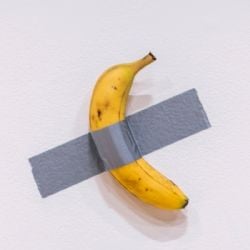 Subastan por 6.2 mdd una obra conceptual: un plátano pegado con cinta a una pared