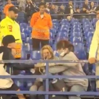 Mujer deja en llanto a niño tras arrebatarle camiseta de jugador de Vélez Sarsfield; la devolvió