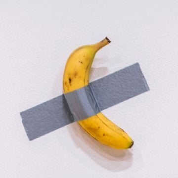 Subastan por 6.2 mdd una obra conceptual: un plátano pegado con cinta a una pared