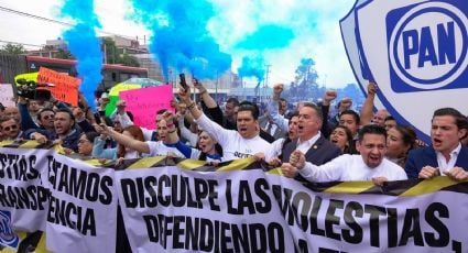 Panistas bloquean Insurgentes Sur en protesta contra la extinción del INAI