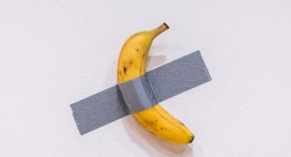 Subastan por 6.2 mdd una obra conceptual: un plátano pegado con cinta a una pared