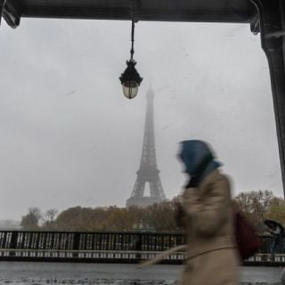 Francia planea que ciudadanos trabajen un día gratis para generar más fondos al Estado