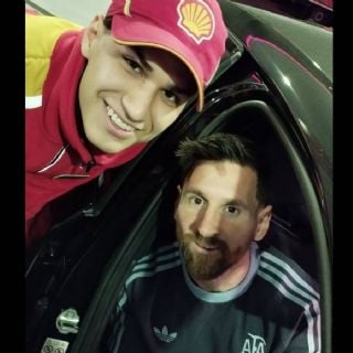 Despachador de gasolina en Argentina se vuelve viral tras tomarse una selfie con Messi