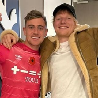 Ed Sheeran estaba por compartir escenario con Taylor Swift cuando convenció a un futbolista