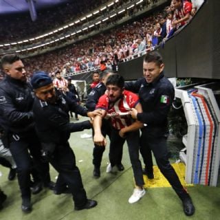 ¡Frustración! Aficionados invaden la cancha tras la eliminación de las Chivas a manos del Atlas