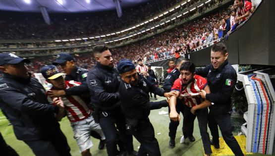 ¡Frustración! Aficionados invaden la cancha tras la eliminación de las Chivas a manos del Atlas