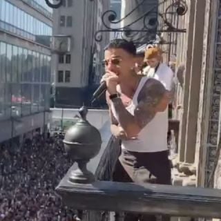 Rauw Alejandro sorprende a sus fans y canta en la Avenida Madero del Centro Histórico de la CDMX