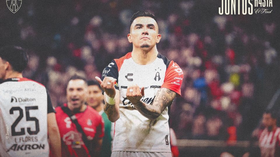 Luis 'Hueso' Reyes celebró como si arrullara a un bebé.