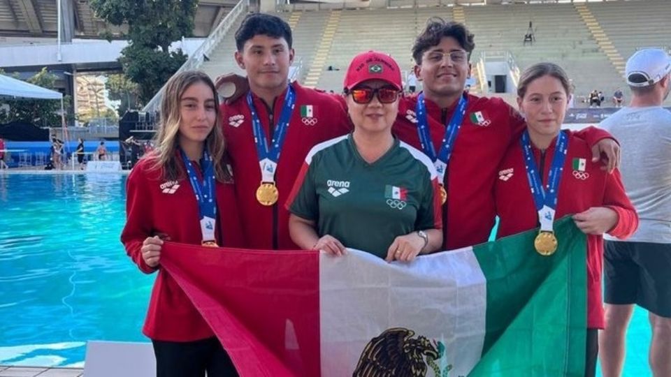 Los medallistas aztecas posan con la entrenadora Ma Jin y la bandera tricolor.