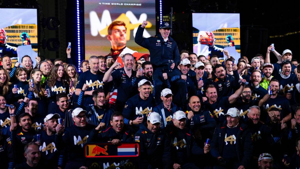 El equipo Red Bull celebra el título de Verstappen en Las Vegas.