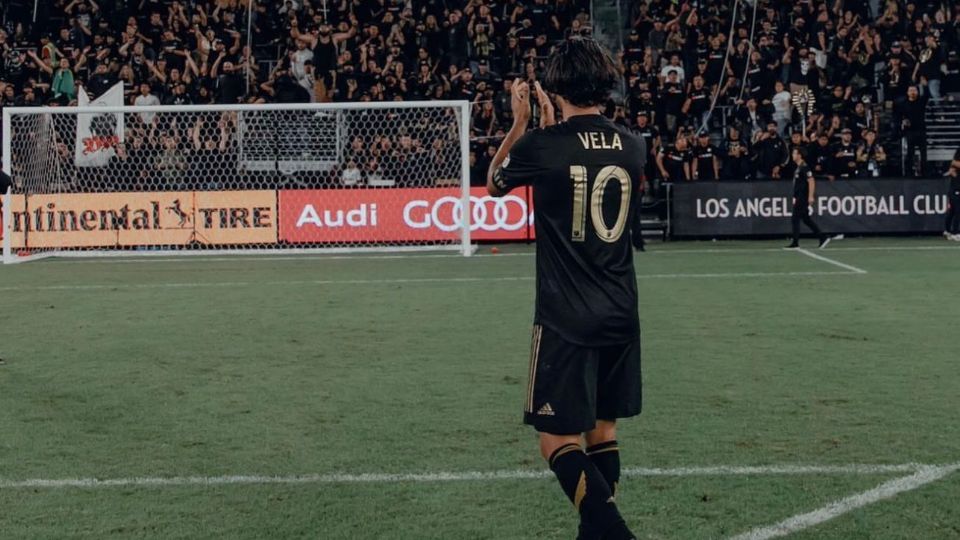 El 'Bombardero' saluda a la afición black and gold tras un partido.