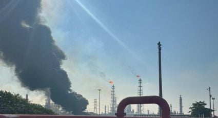 Van dos incendios en una semana en refinerías de Pemex: autoridades intentan controlar el fuego en Minatitlán