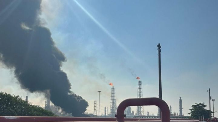 Van dos incendios en una semana en refinerías de Pemex: autoridades intentan controlar el fuego en Minatitlán