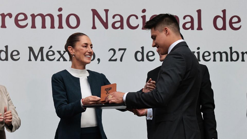 Olvera recibe el Premio Nacional de Deportes de manos de la presidenta Sheinbaum.