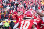 Mahomes impone récord como líder de pases de TD con Chiefs, que aseguran playoffs con triunfo sobre Raiders