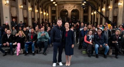 ‘Canelo’ Álvarez visita a Claudia Sheinbaum en la mañanera para anunciar la clase más grande de boxeo y entregarle “los guantes blancos de la paz”