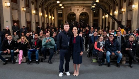 ‘Canelo’ Álvarez visita a Claudia Sheinbaum en la mañanera para anunciar la clase más grande de boxeo y entregarle “los guantes blancos de la paz”