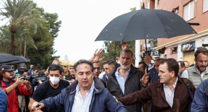 Sobrevivientes de inundaciones en España lanzan lodo e insultan al rey Felipe VI