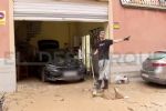 Vicente Moreno, DT del Osasuna, se pone guantes y botas y acude al rescate de su familia en Valencia que perdió todo tras el paso de DANA