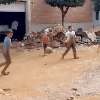 Niños de Valencia se vuelven virales y contagian de esperanza al jugar futbol en el lodo tras DANA