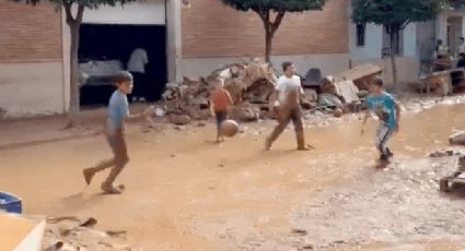 Niños de Valencia se vuelven virales y contagian de esperanza al jugar futbol en el lodo luego de la tragedia por las tormentas