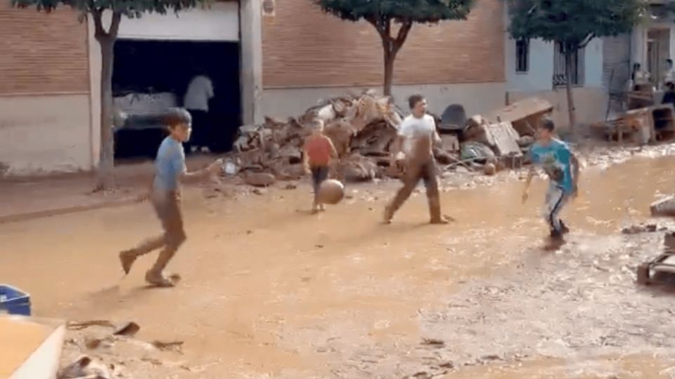 Los niños jugaron en el lodo.