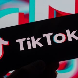 Demandan a TikTok por permitir contenido nocivo y llevar al suicidio a dos adolescentes de 15 años