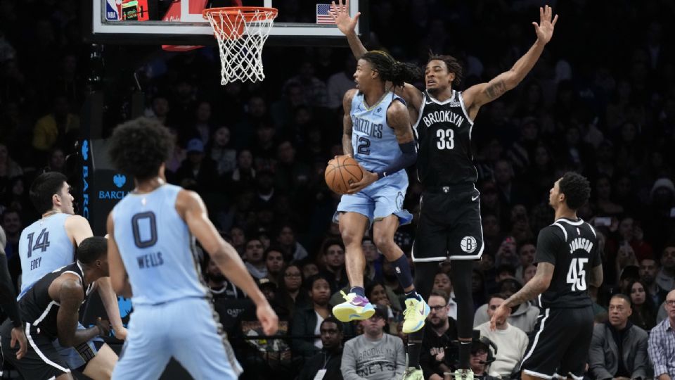 Morant busca la canasta ante Nets.