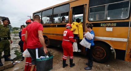 Huracán "Rafael" provoca nuevo apagón total en Cuba; miles evacuados y graves daños previstos