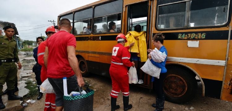 Huracán "Rafael" provoca nuevo apagón total en Cuba; miles evacuados y graves daños previstos