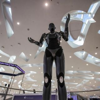 Obra de arte hecha por un robot humanoide se vendió en más de un millón de dólares