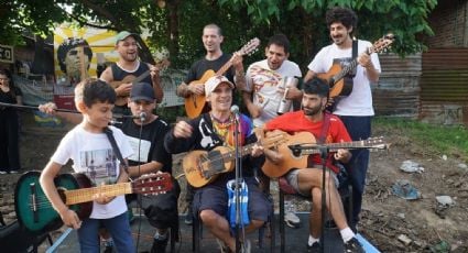 El músico Manu Chao sorprende y ofrece show callejero frente a la casa donde nació Maradona: “¡Fiorito en el corazón!”