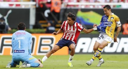 Chivas cae ante San Luis y tendrá que conformarse con el Play-In; 'Chicharito' reapareció y le anularon dos goles